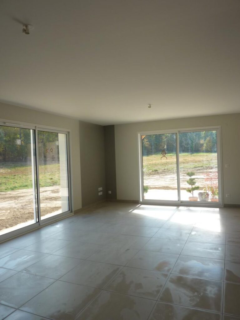 Peinture intérieure murs gris clair – Style épuré Sarlat